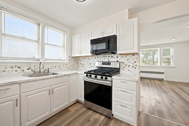 Building Photo - 6713 E Roosevelt Blvd Unit 2nd Floor Apartment