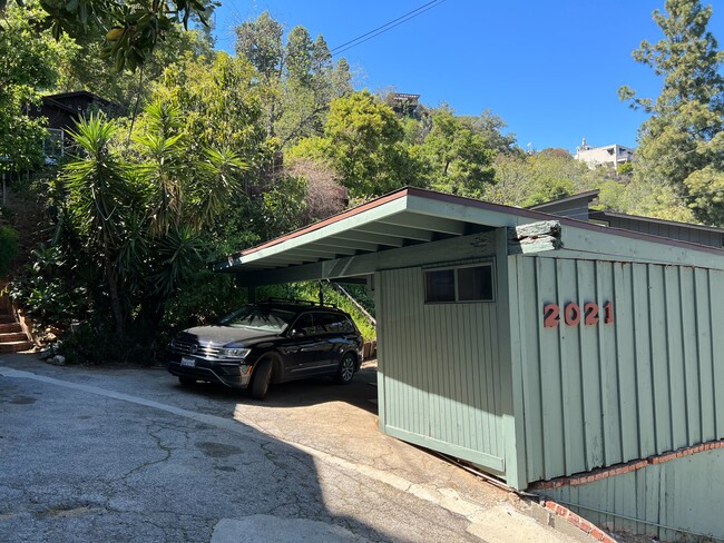 2-car carport with auxiliary room - 2021 Rosilla Pl House