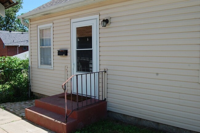 Building Photo - 2620 Sumner St Unit 2624 Sumner St