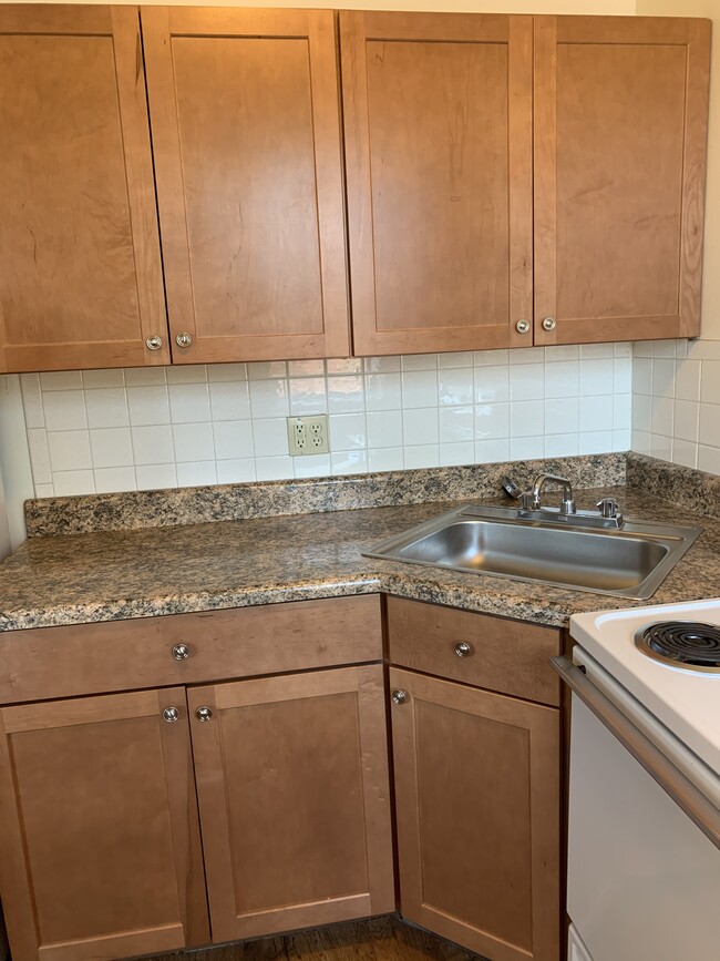 Fairmont Estudio Cocina ('05, 326 ft²) - The Fairmont & Monticello Apartments