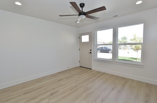 Photo - 1115 S Commercial Ave