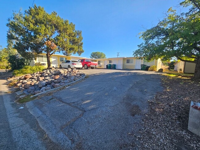 Building Photo - 2 Bedroom 1 Bath Apartment for Rent in Corning! Unit 299