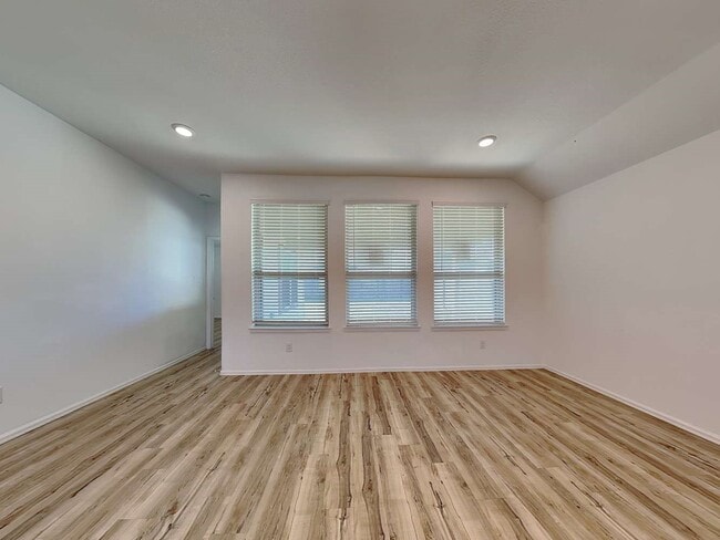 Photo - 502 Pecan Landing Ln