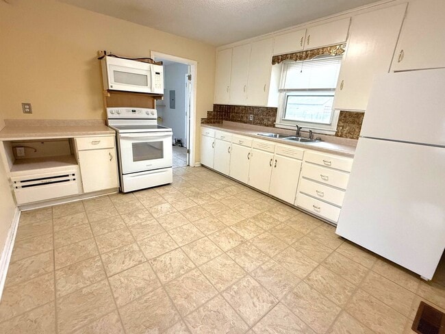 Photo - Darling 2 bedroom 1 level with Central Air!
