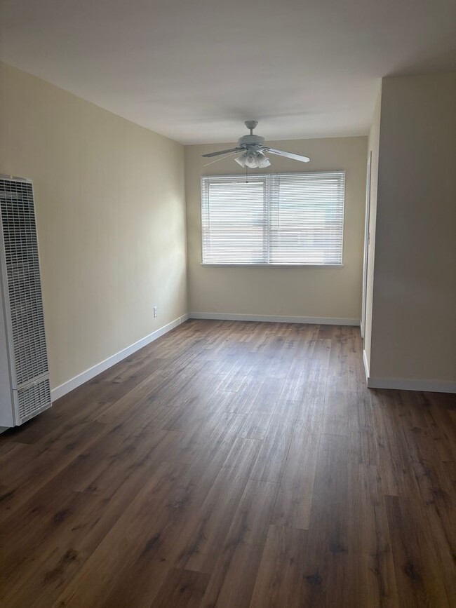 Building Photo - 9016 Reading Ave Unit 9018 1/2 Rental