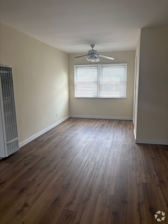 Building Photo - 9016 Reading Ave Unit 9018 1/2 Rental