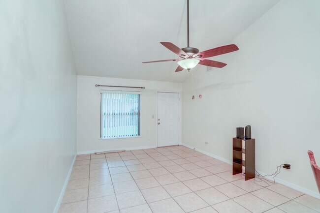 Photo - 407 Douglas Way