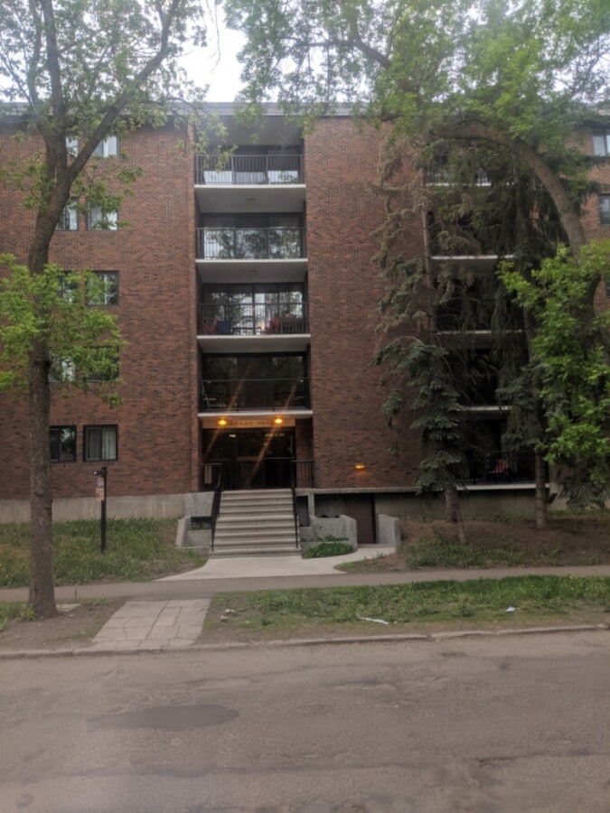 Condo in Modern Bachelor Suite Near U of A – Underground Parking Included - Condo in Modern Bachelor Suite Near U of A – Underground Parking Included Unité 104