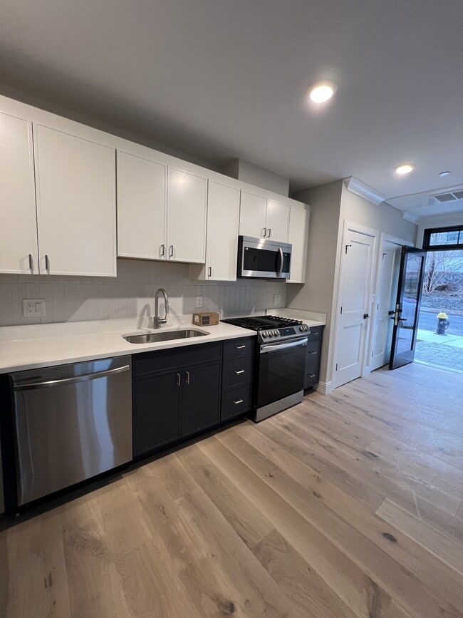 Building Photo - 157 Everett St Unit 101 Rental