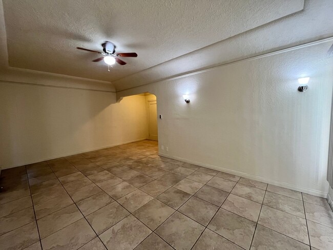 Photo - LARGE UPSTAIRS ONE BEDROOM ONE BATH! WITH ... Unidad 2516A
