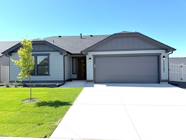 Newly Built 3-Bedroom with Fenced Back Yard - Newly Built 3-Bedroom with Fenced Back Yard