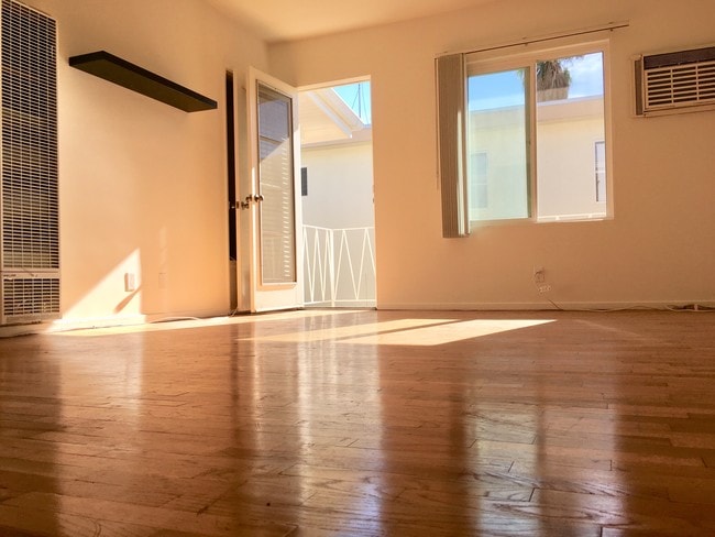 Gorgeous hardwood; spacious; lots of light - 1318 N Martel Ave Apartments Unit 6