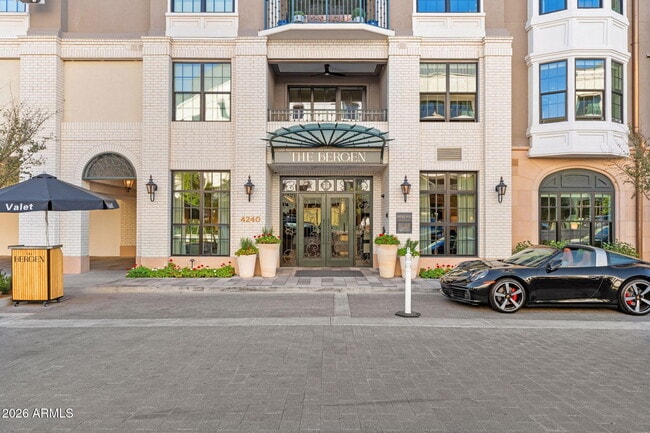 Building Photo - 4240 E Camelback Rd Unit 203