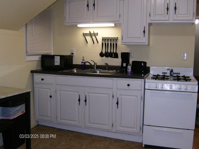 Building Photo - S Lincoln Unit 3 Rental