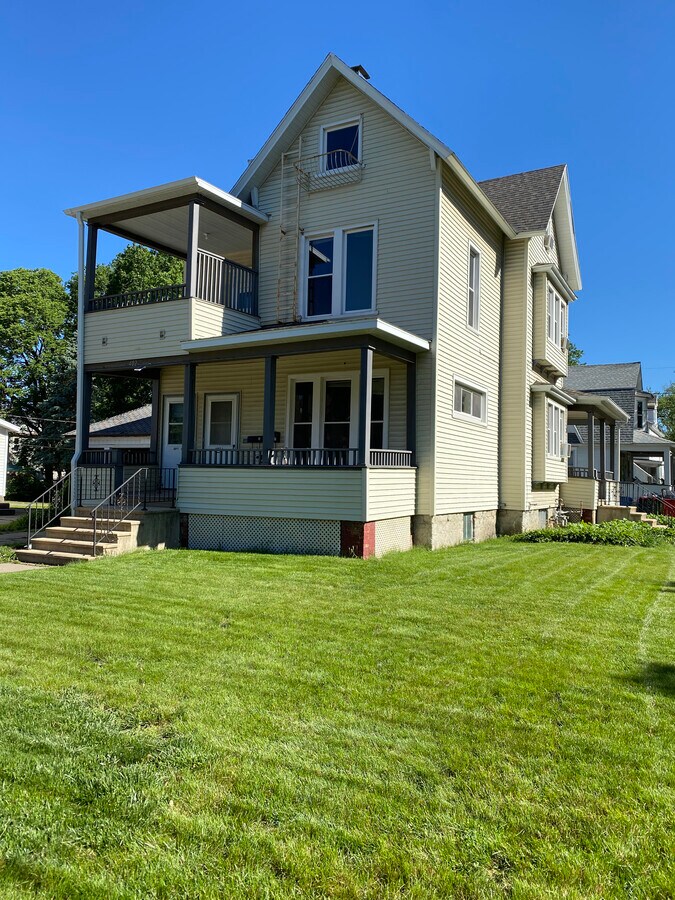 Front Building - 402 W Sanborn St Apartments