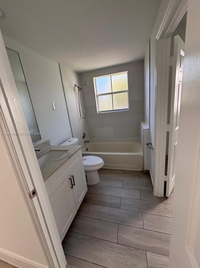 Building Photo - 3255 NE 184th St Unit 12312