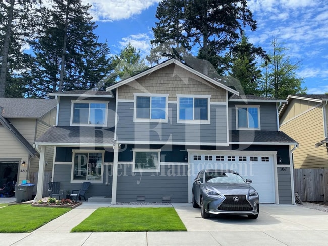 Building Photo - Beautiful 4 Bedroom in a small and exclusive neighborhood