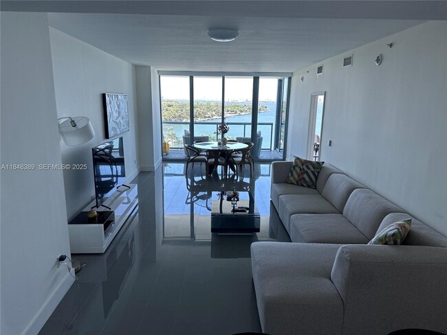 Building Photo - 601 NE 36th St Unit 1009