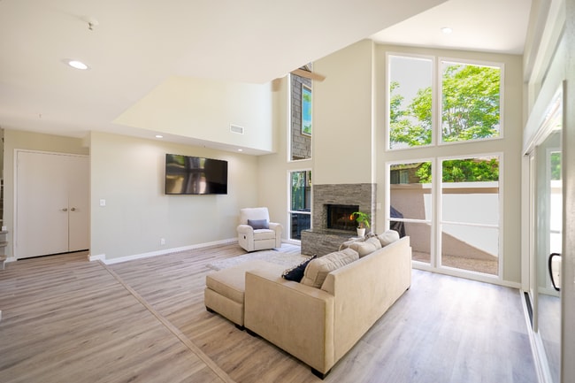 Building Photo - Renovated 3 Bed, 3 Bath Townhome Available...