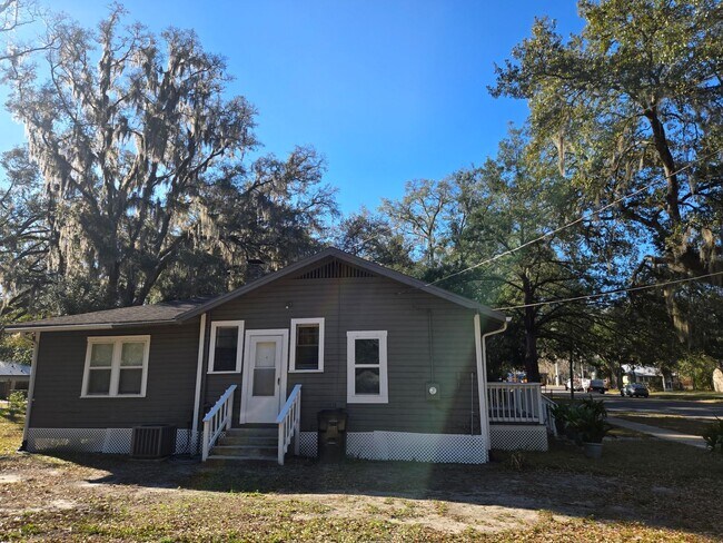 Photo - 3/1 - Renovated Ranch-Style home minutes from Downtown