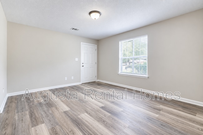 Building Photo - 37 Conifer Ct