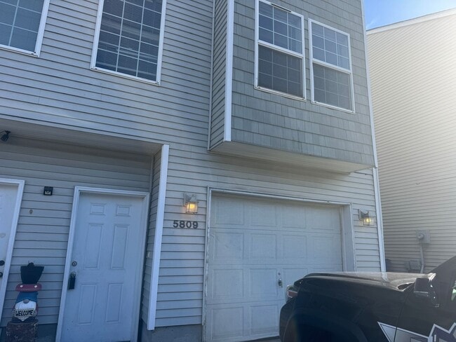 Building Photo - 3 Bed, 2 Bath Townhouse Available!