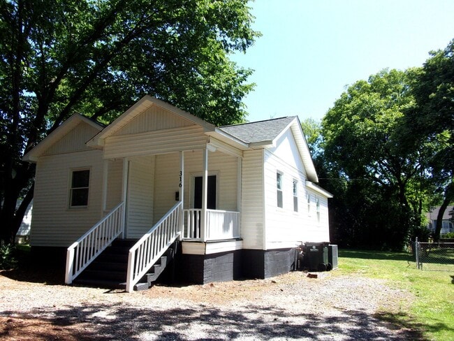 Building Photo - Beautifully Renovated 2 Bedroom 1 1/2 Bath Home