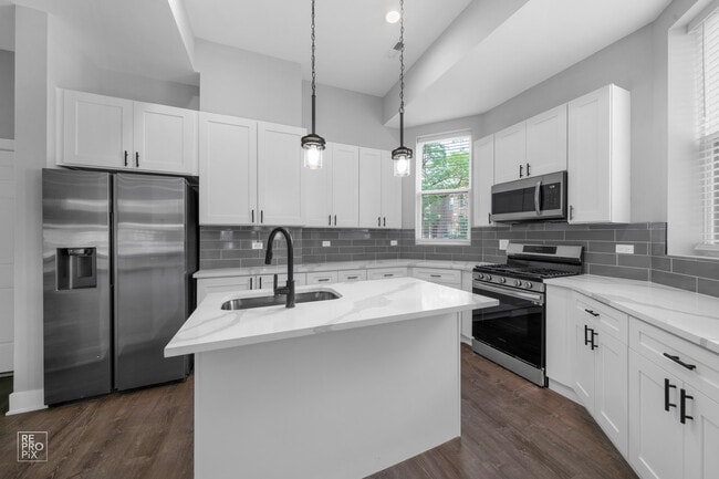 Building Photo - 700 S Loomis St Unit #1