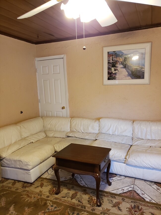 Photo - 827 Briggs St