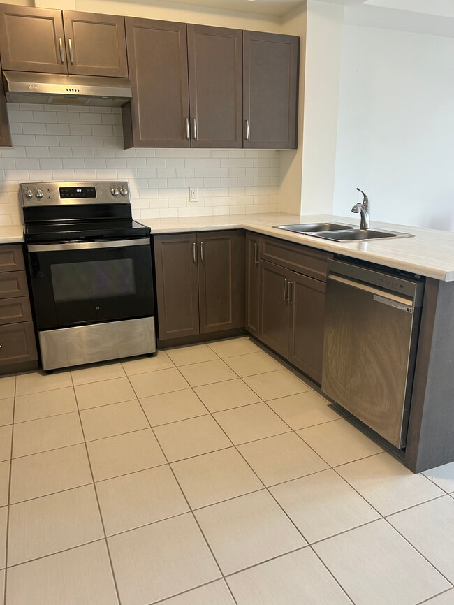 Building Photo - 3 BED - 2.5 BATH - STACKED TOWNHOUSE - HAMILTON