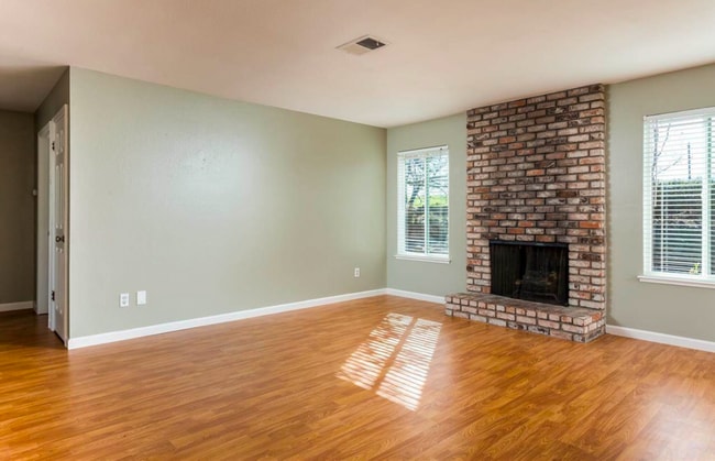 Photo - Beautiful 3 Bedroom Home Located in the City of Pittsburg.