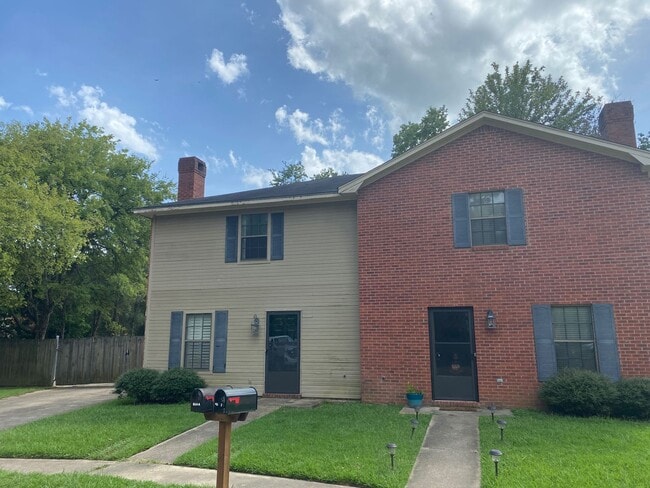 Building Photo - 2/1.5 Townhome For Rent in Ridgeland
