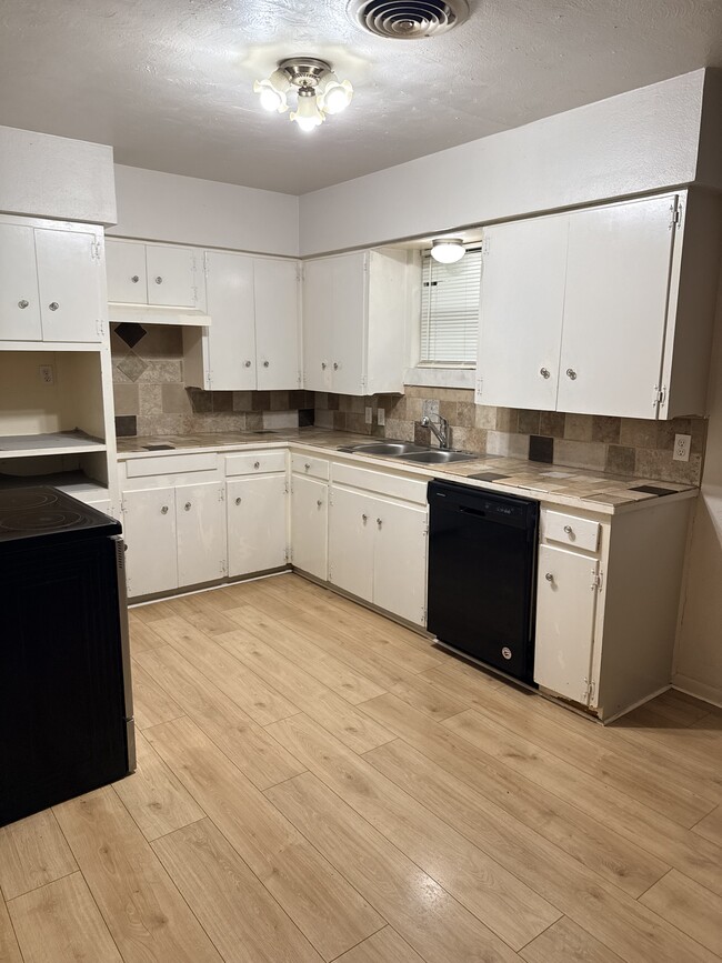 Photo - 2503 Broadview St