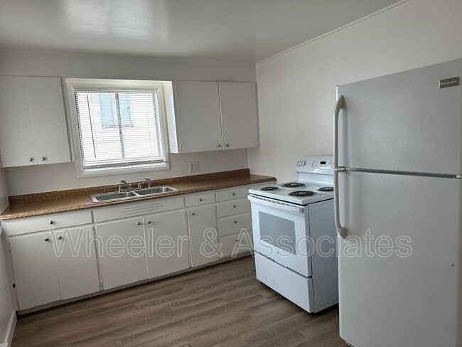 Building Photo - 827 23rd St