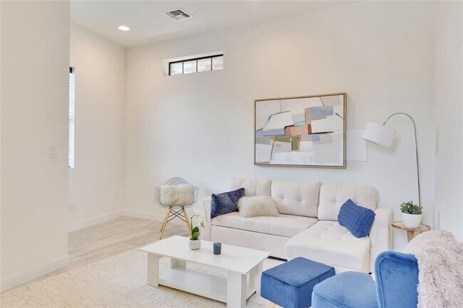 Photo - 808 Lydia St