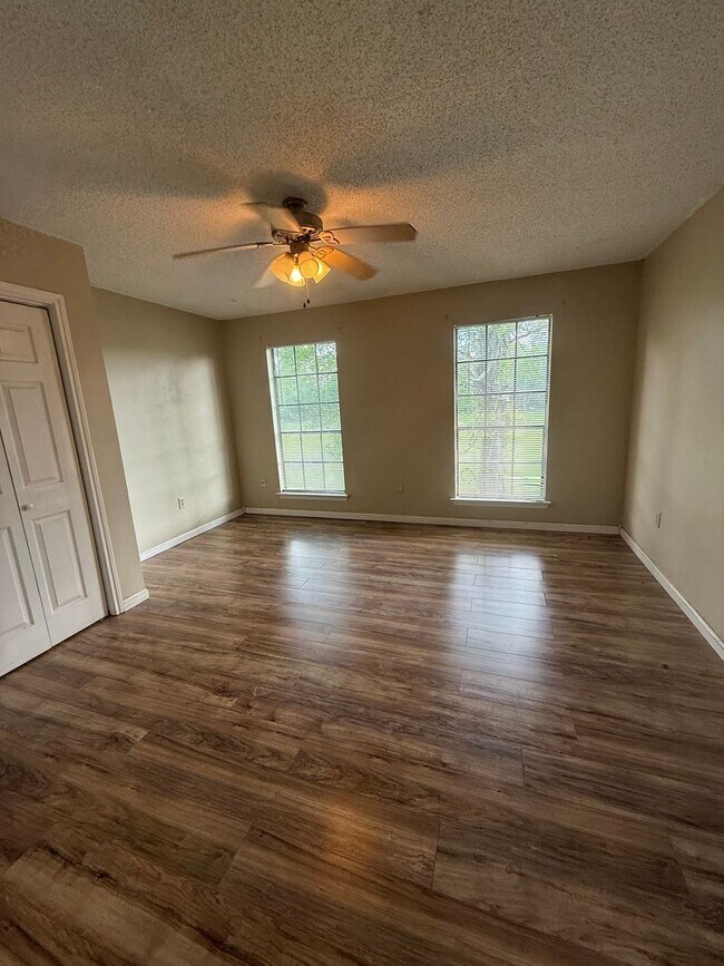 Photo - 1110-1112 Willow Creek Dr Unidad 1110