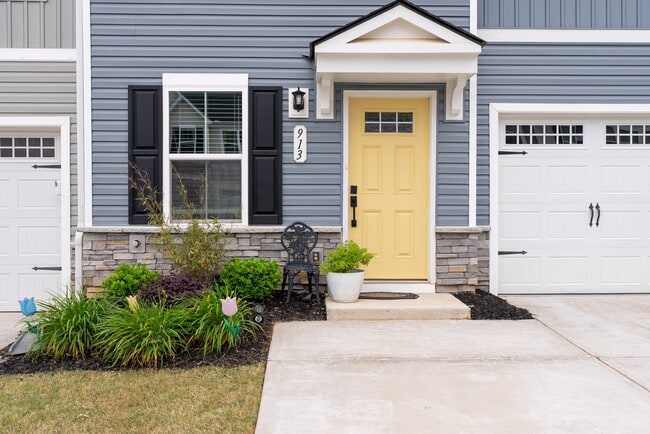 Photo - 913 Leyburn Ln