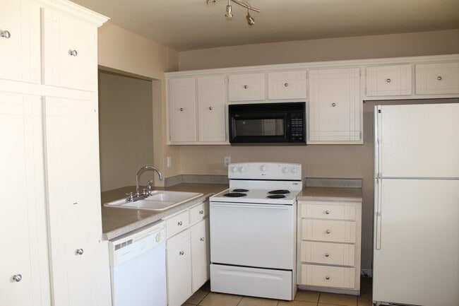 Building Photo - VILLA DE CORTEZ