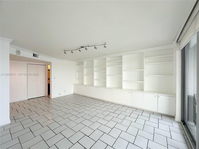 Building Photo - 16570 NE 26th Ave Unit 6H