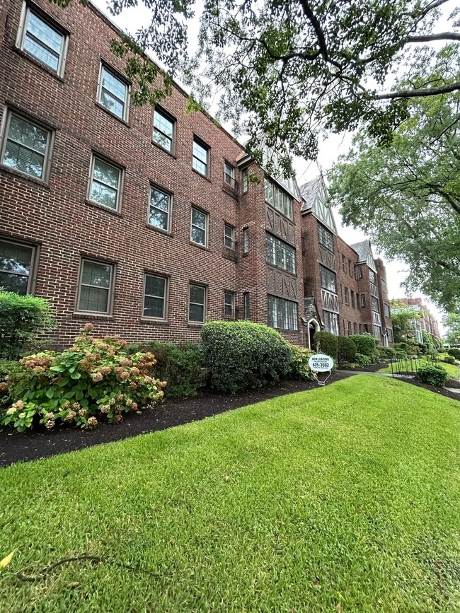 WINDSOR MANOR - WINDSOR MANOR Apartments