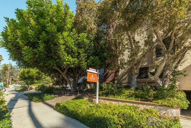 Building Photo - Prime Location 3 bedroom Townhome with Cen...