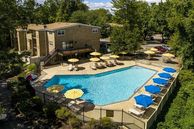 Pool Area - Radnor Crossing Apartments