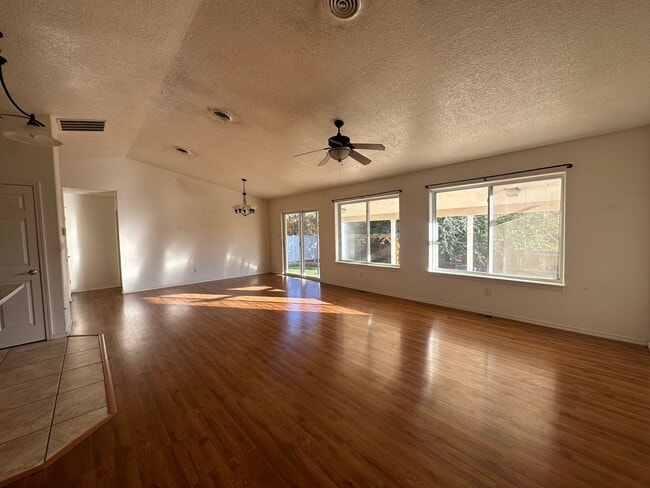 Photo - 3 Bedroom 2 Bathroom Home for rent in Bloo...