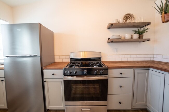 Photo - 633 N Market St Unit 05