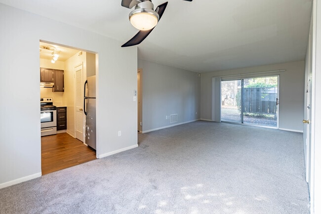1BR, 1BA - 701SF - Kitchen / Living Room