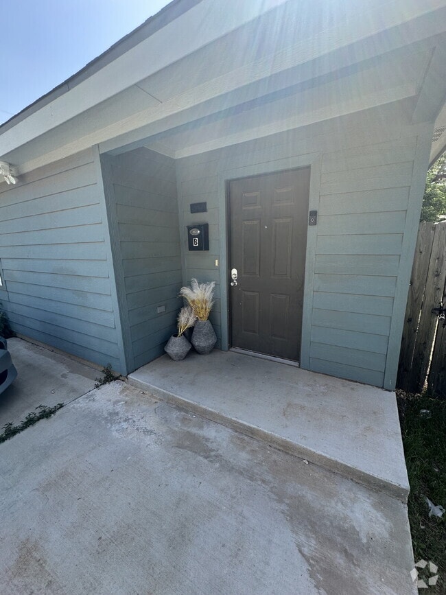 Building Photo - Modern 3/2! Unit B Rental