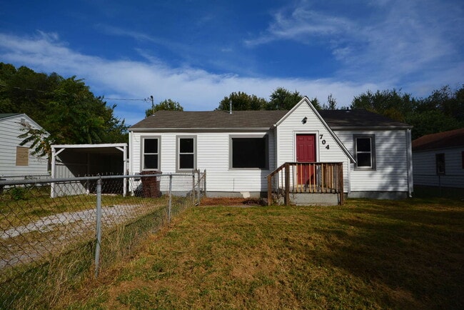 Building Photo - 3 Bedroom, 1 Bath totally fenced-in yard