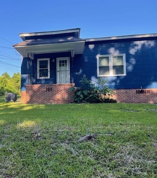 Building Photo - 302 Crystal Lake Dr