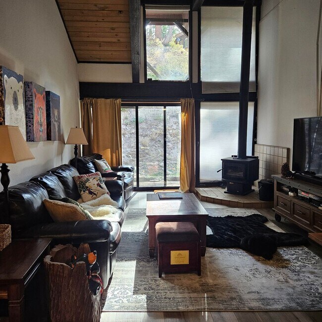 Building Photo - Alpine Meadows, 2 Bedroom Condo Ski Lease Unit 22