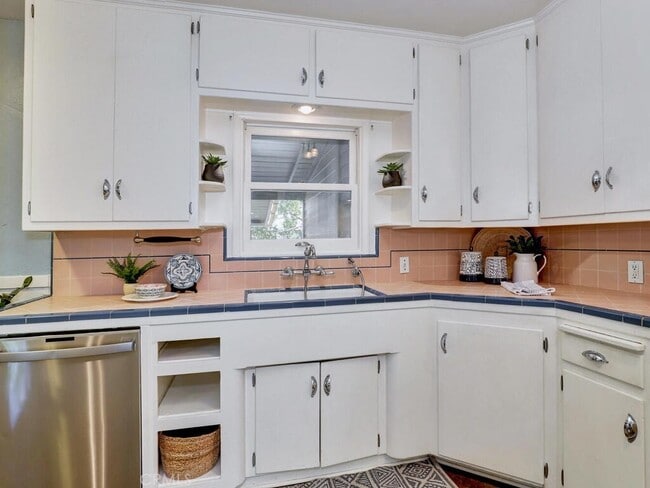 Photo - 229 Jacaranda Pl